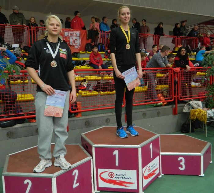 Lisa Thielecke mit der Zweitplatzierten Annelies Westert vom LAZ Leipzig, holte sich den Mitteldeutschen Meistertitel im Speerwurf. Darüber hinaus wurde sie Vizemeisterin im Hoch- und Weitsprung.