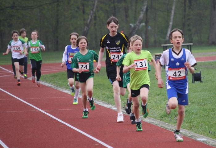 Janne Kloß (vorn) hatte bereits vor der letzten Runde über 800m der AK 11 das Rennen unter Kontrolle. Im Ziel freute er sich über 2:41,44 Min. und den Sieg.