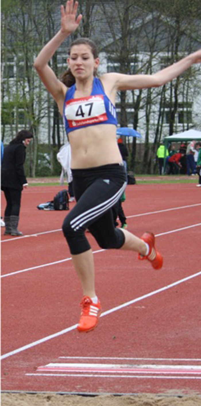 Anneli Müller beim Siegsprung in der AK 15 von 4,83m