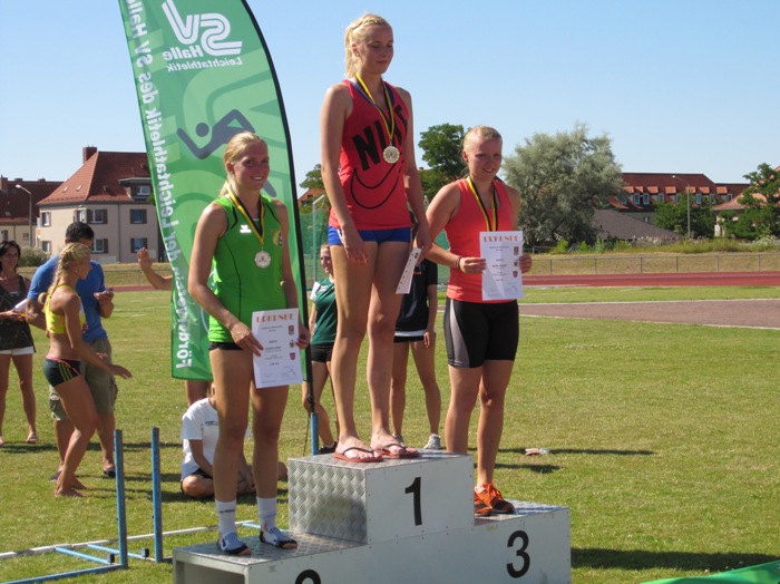 Lisa Thielecke bei der Siegerehrung. Rang zwei holte sich Jessica Graf vom Mitteldeutschen Sportclub (3.768 Punkte) vor Maria Gläßer vom TSV Olbernhau (3.525 Punkte).