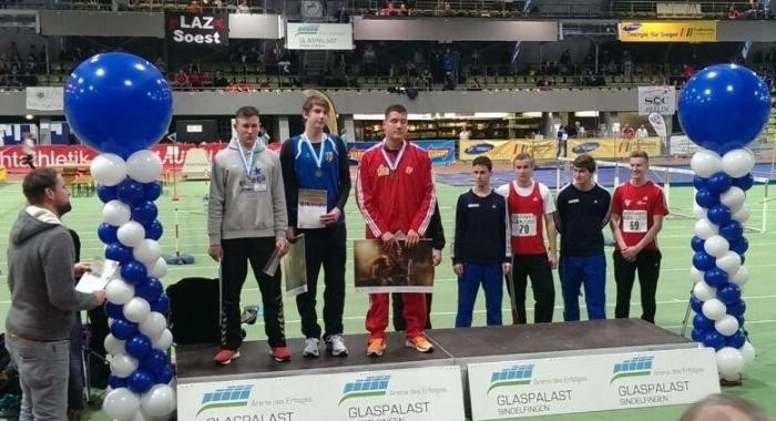 Siegerehrung im Sindelfinger Glaspalast. Die acht besten deutschen Speerwerfer der U 18. Riesige Freude natürlich auch bei Norman Plischke (2. V. l.) vom Haldensleber Sportclub.