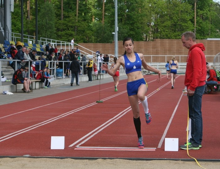 Jennifer Plock setzte sich über 300m klar im SWH Waldstadion durch. Die 42,50 sec. bedeuten Rang drei der aktuellen Deutschen Bestenliste. Zwei Tage zuvor sprang die 14-Jährige in Wolmirsterdt mit 5,27m Kadernorm des DLV.