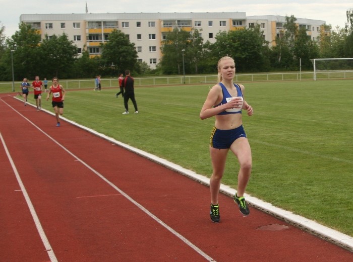 Leonie Gerike legte über 800m einen tollen Lauf mit Start-Ziel-Sieg hin. Er endete mit einer neuen Bestzeit, die mehr als sechs Sekunden besser ist, als ihre alte Marke. Ihr Vorsprung im Ziel war riesig.