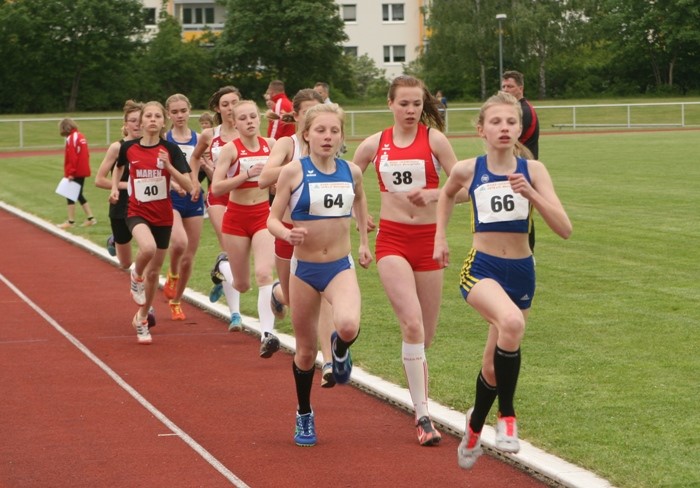 Lena Zimmermann (vorn) ging die 800m sehr mutig an und bot der Favoritin Sophie Kretschmar aus Aschersleben (Nr. 64) lange Zeit die Stirn.