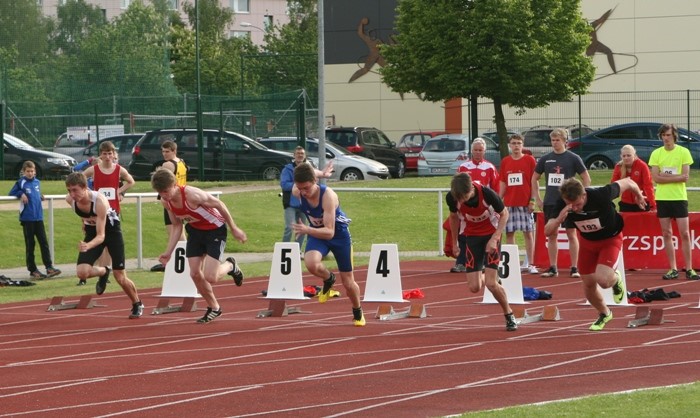 Tim Schäper (Mitte) konnte mit einem Doppelsieg über 100m und 200m in der Harzstadt seine ansteigende Form unter Beweis stellen.