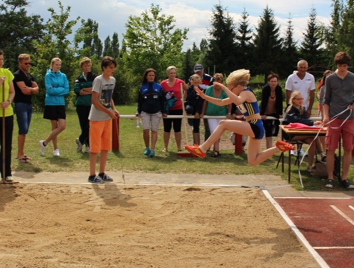 Mit diesem Satz von 3,85 m holte sich Malea Bützer die Goldmedaille im Weitsprung der W 09.